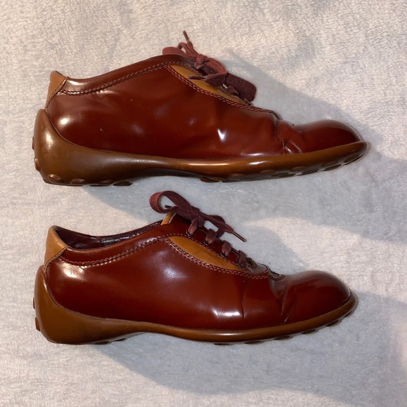 Tod\'s womens lace up oxford driving shoe in brown/ burgundy size 37.5 (6.5)
